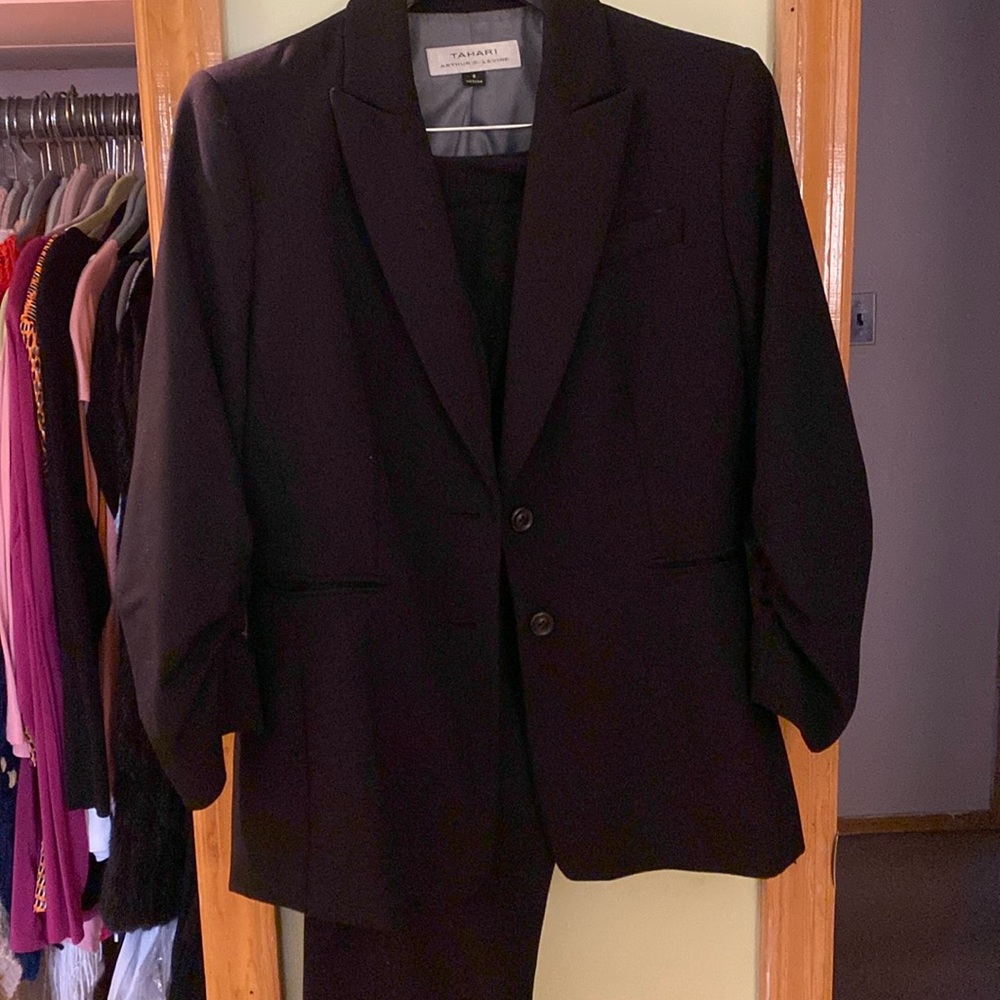 Tahari size 8 black suit. Ruched sleeves hip length jacket.